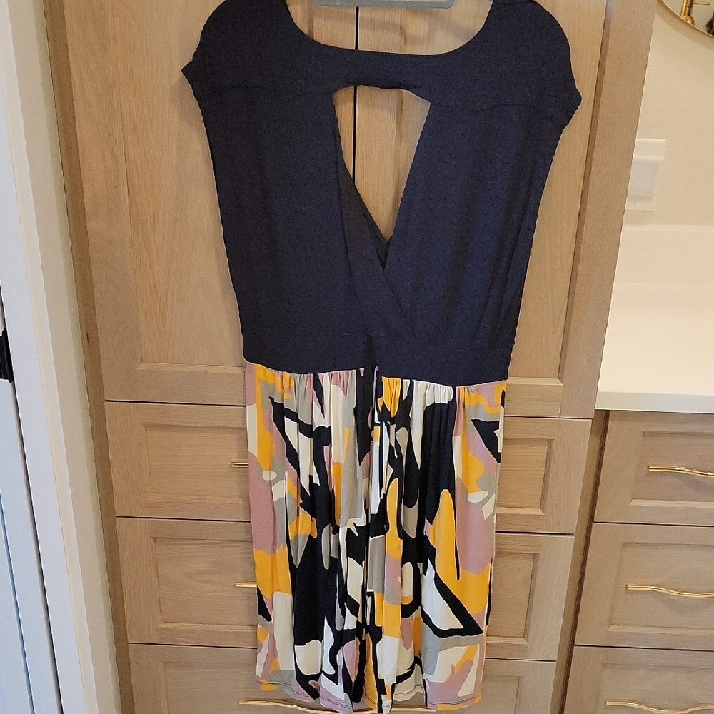 Elegant Backless Dress with Navy and Multicolor Design